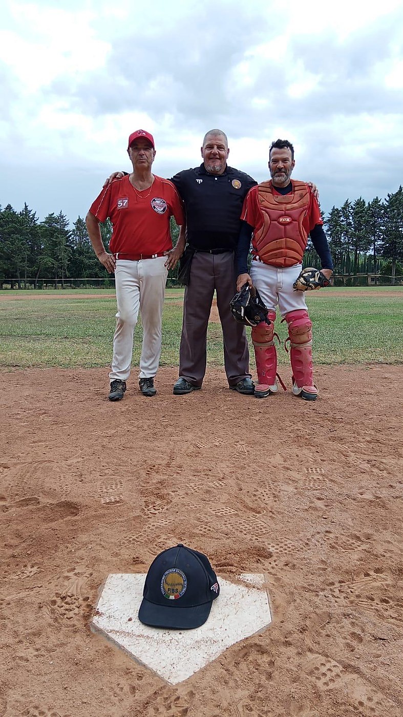 Enrico Ardissone sul monte di lancio con due giocatori del Perugia Baseball
