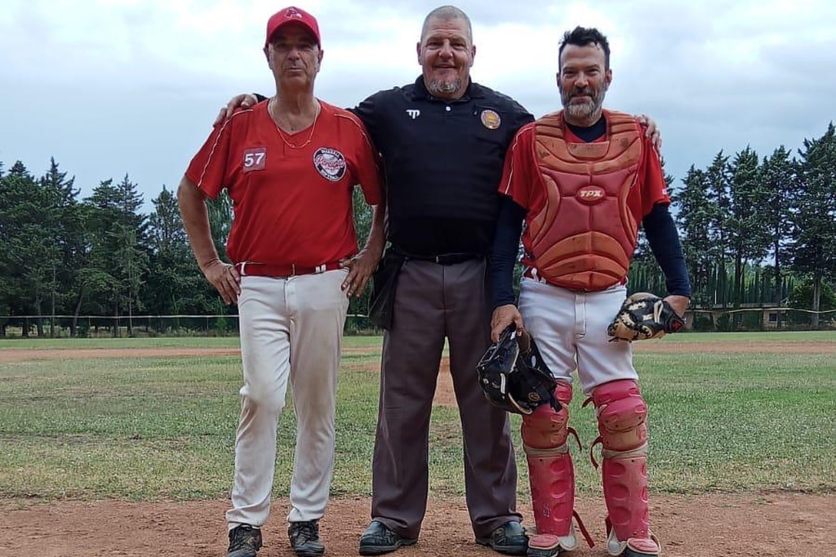 Enrico Ardissone sul monte di lancio con due giocatori del Perugia Baseball