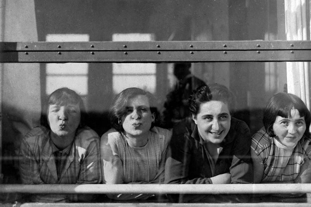 Quattro allieve del Bauhaus affacciate a una finestra