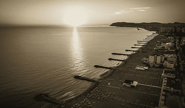 L'alba sulla spiaggia di Misano Adriatico vista dall'alto